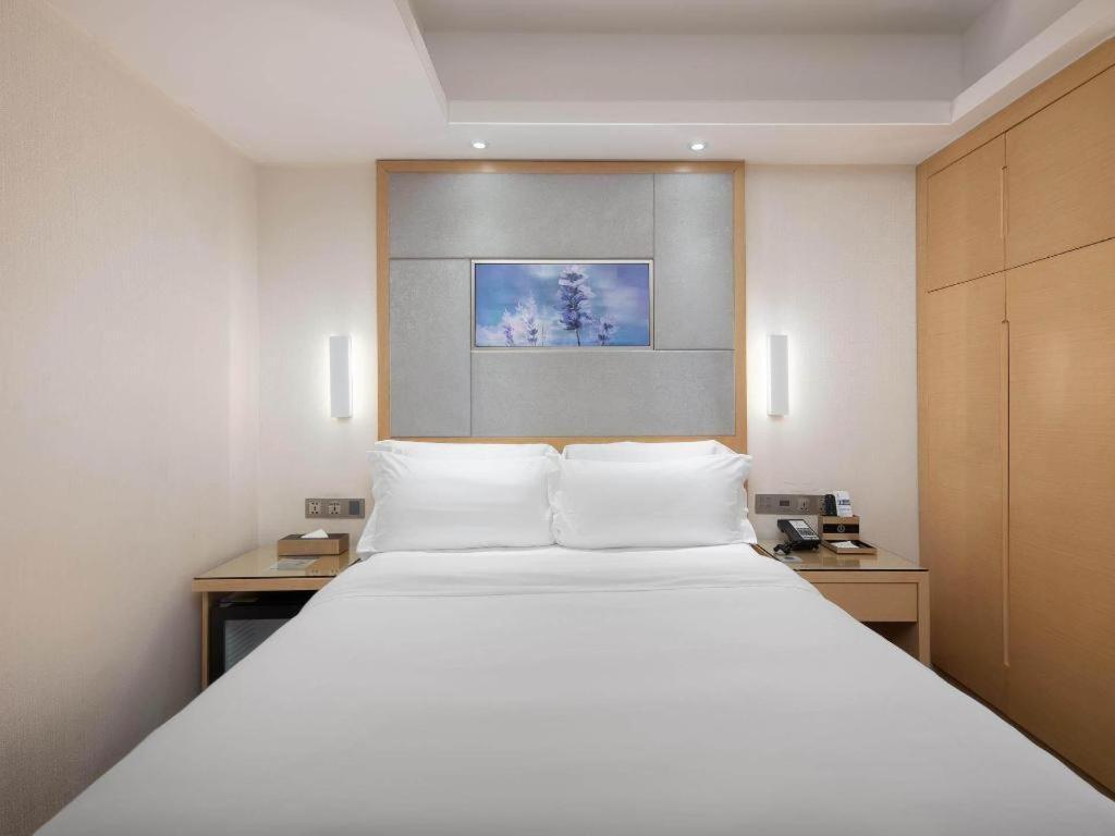 Lavande Hotel Guangzhou Shangxiajiu Pedestrian Street Hualin Temple Metro Station Bagian luar foto