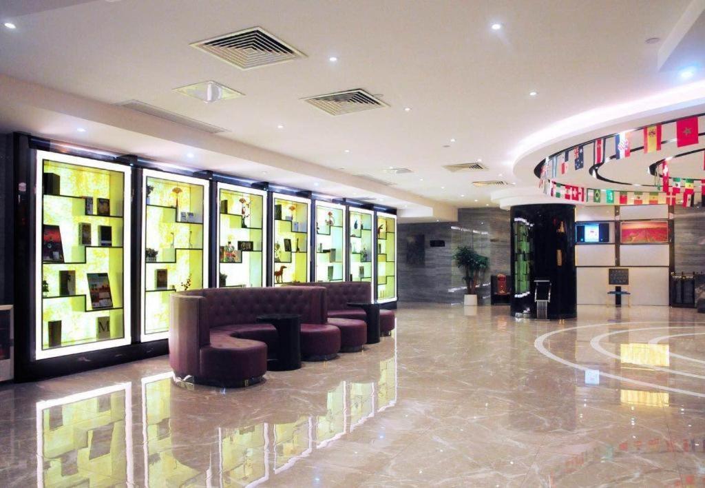Lavande Hotel Guangzhou Shangxiajiu Pedestrian Street Hualin Temple Metro Station Bagian luar foto